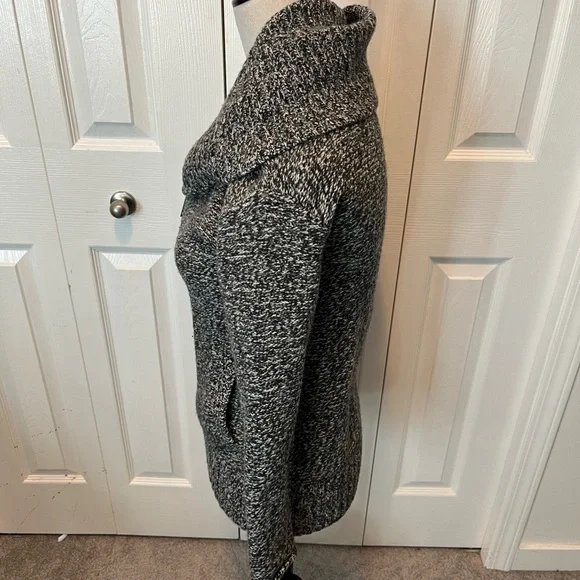 TNA from Aritizia size XS 100% wool zippered cardigan - Picture 7 of 14